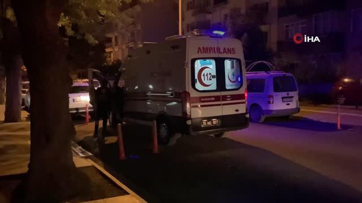 Burdur\'da dur ihtarına uymayan ehliyetsiz ve alkollü taksi sürücüsü çay bahçesine daldı