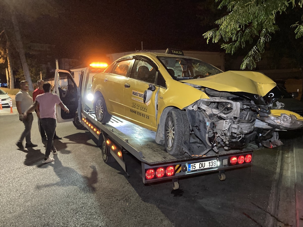 Burdur\'da Alkollü ve Ehliyetsiz Taksici Polisten Kaçarken Çay Bahçesine Girdi
