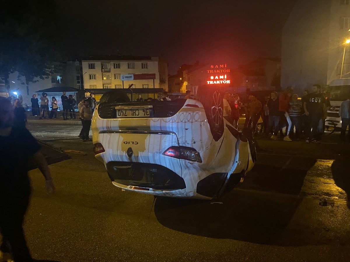 İnegöl\'de 3 otomobilin çarpışması sonucu 5 kişi yaralandı