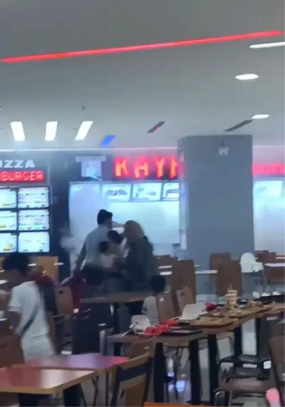 Bursa\'da bir alışveriş merkezinde çıkan yangın sonucu vatandaşlar tahliye edildi