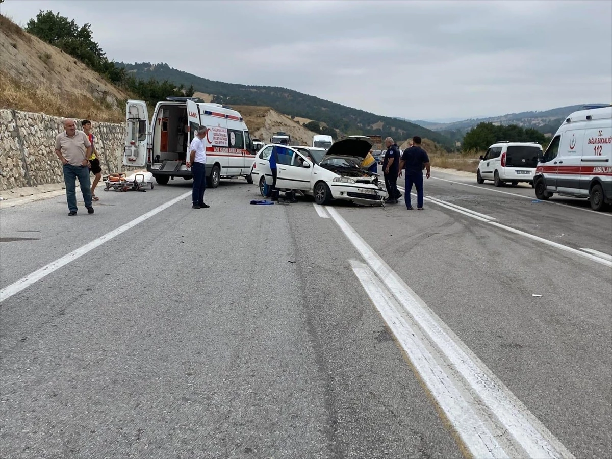 Bursa\'da Otomobil Çarpışması: 4 Yaralı