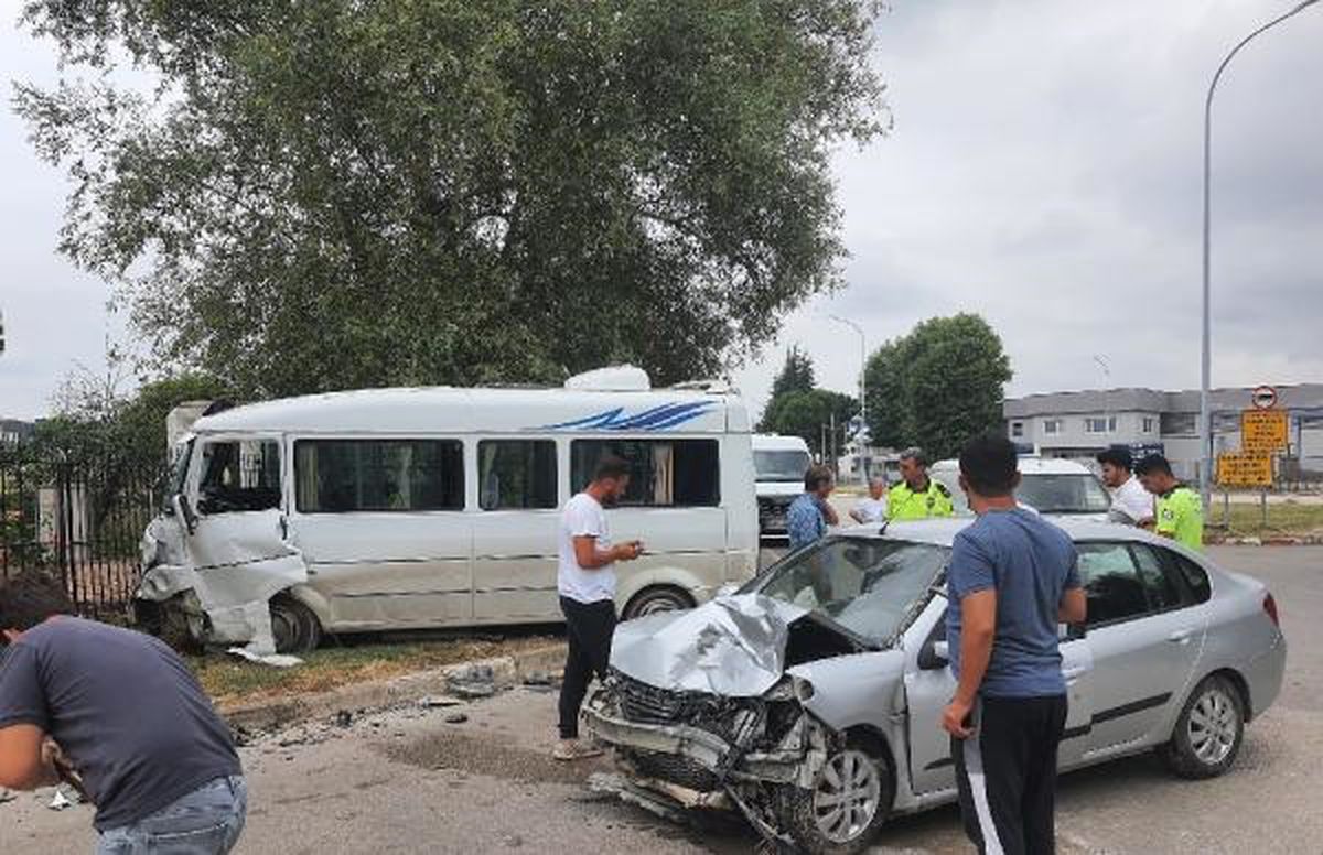 İnegöl\'de otomobil ile servis minibüsü çarpıştı: 4 yaralı