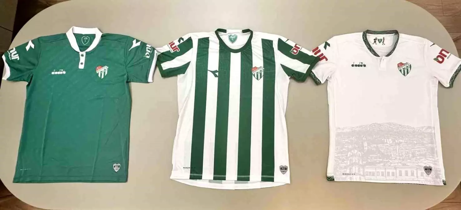 Bursaspor\'un 2023-2024 sezonunda giyeceği formalar tanıtıldı