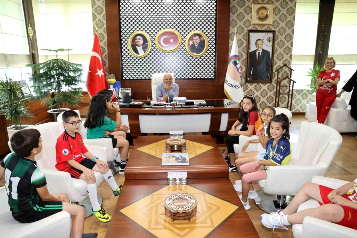 Körfez Belediye Başkanı Şener Söğüt, Mimar Sinan Mahalle Muhtarı Aynur Şöhretli Yiğit ve mahallenin çocuklarını makamında ağırladı