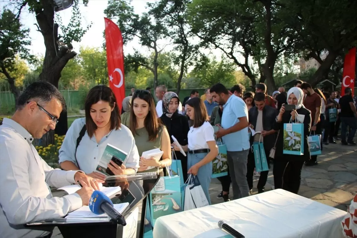 Edremit Belediyesi tarafından hazırlanan \'Bir Sahil Şehri Edremit\' kitabı tanıtıldı