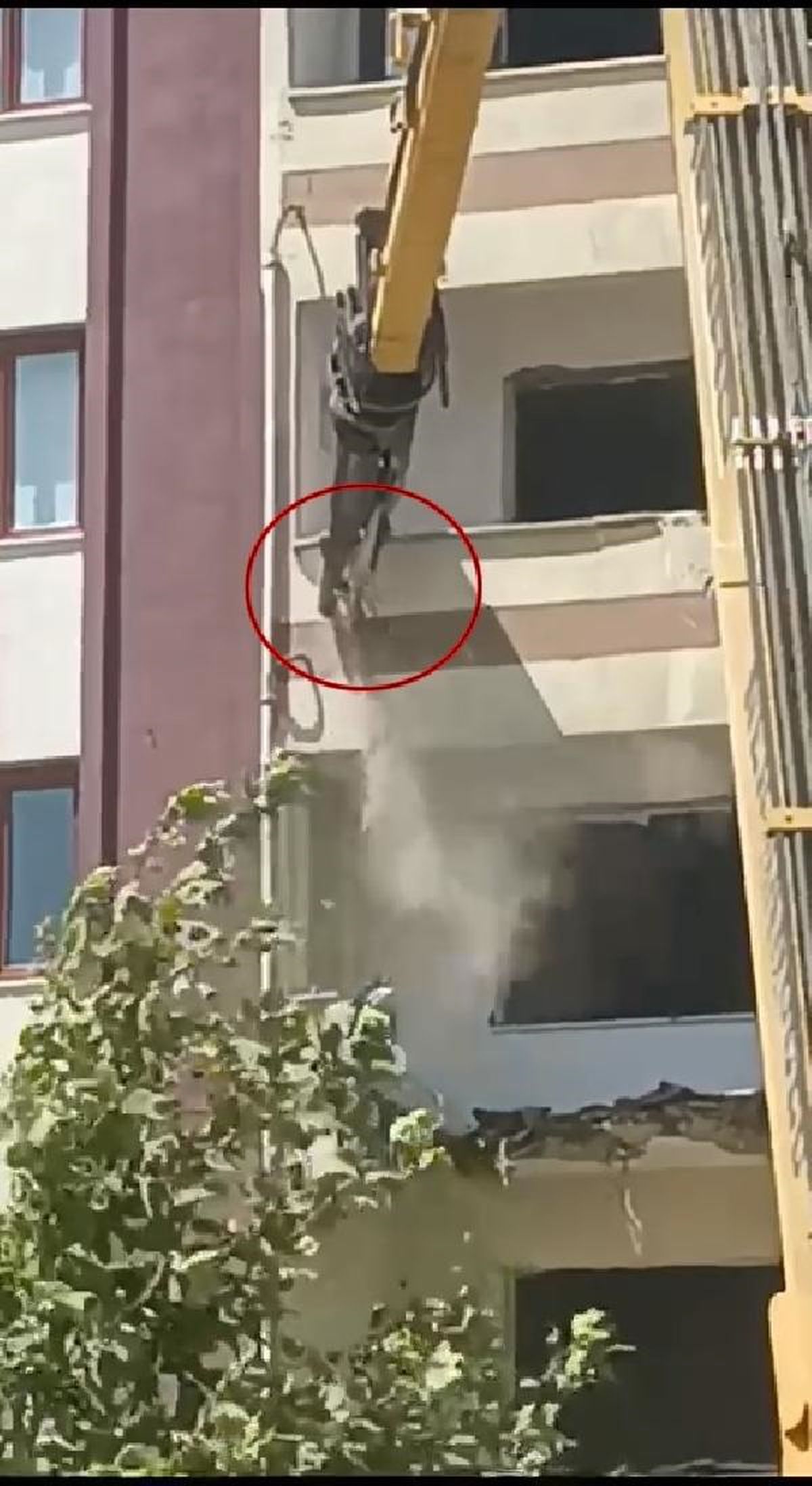 Depremde hasar gören apartmanın Türk bayrağı kurtarıldı