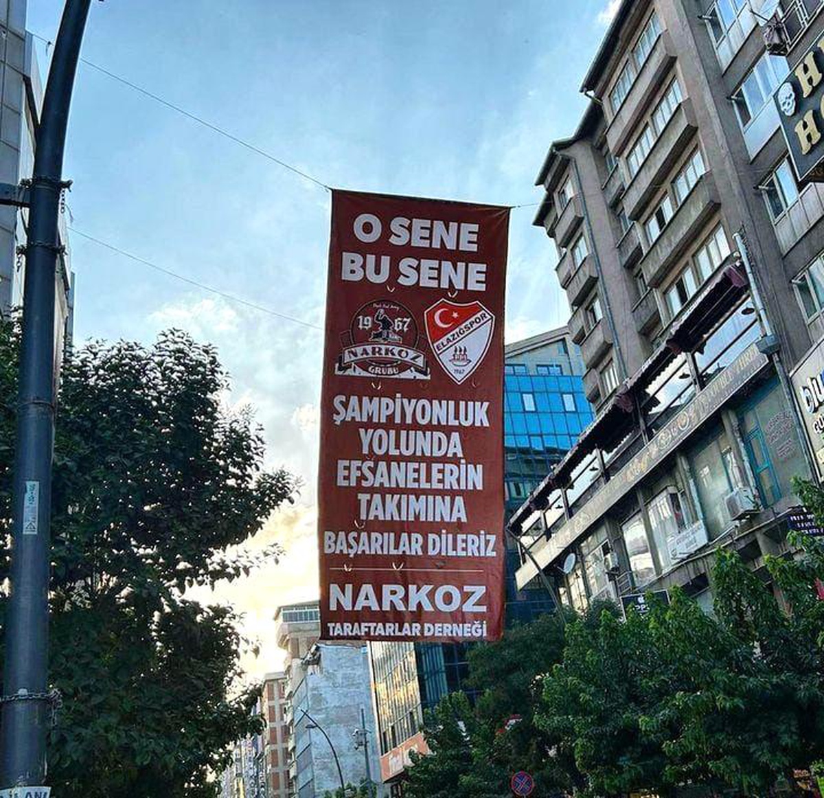 Elazığspor tribünlerinin renkli taraftar oluşumu Narkoz, şampiyonluğa inanıyor