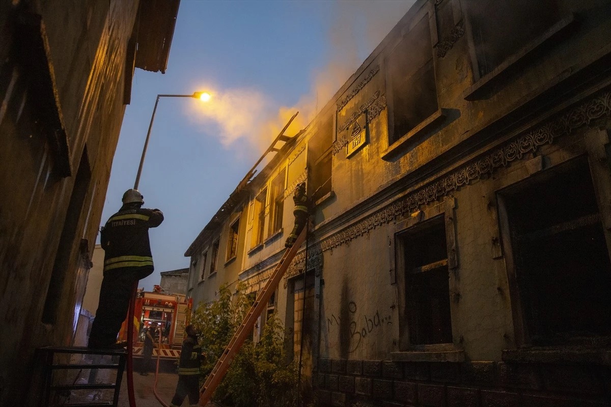 Erzurum\'da Metruk Binada Çıkan Yangın Söndürüldü
