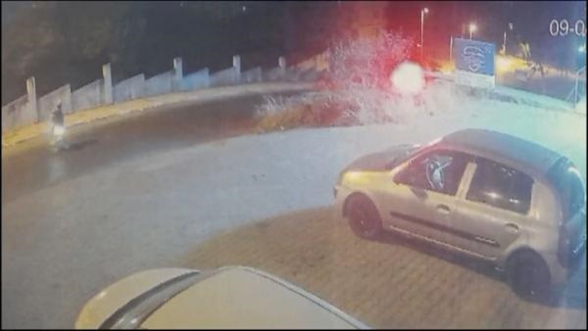 Esenyurt\'ta Motosikletli Şüpheliler Dükkanlara Ateş Açtı