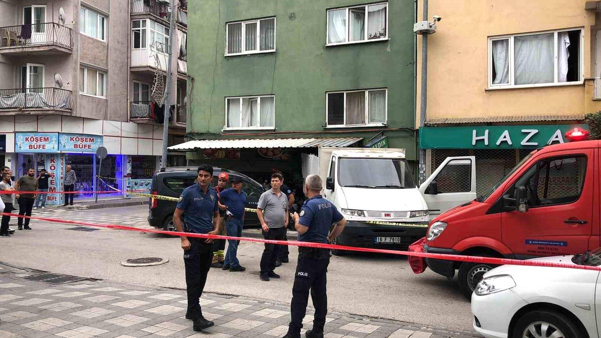 Gemlik\'te Kontrolden Çıkan Otomobil Kamyonete Çarptı: Bir İşçi Hayatını Kaybetti
