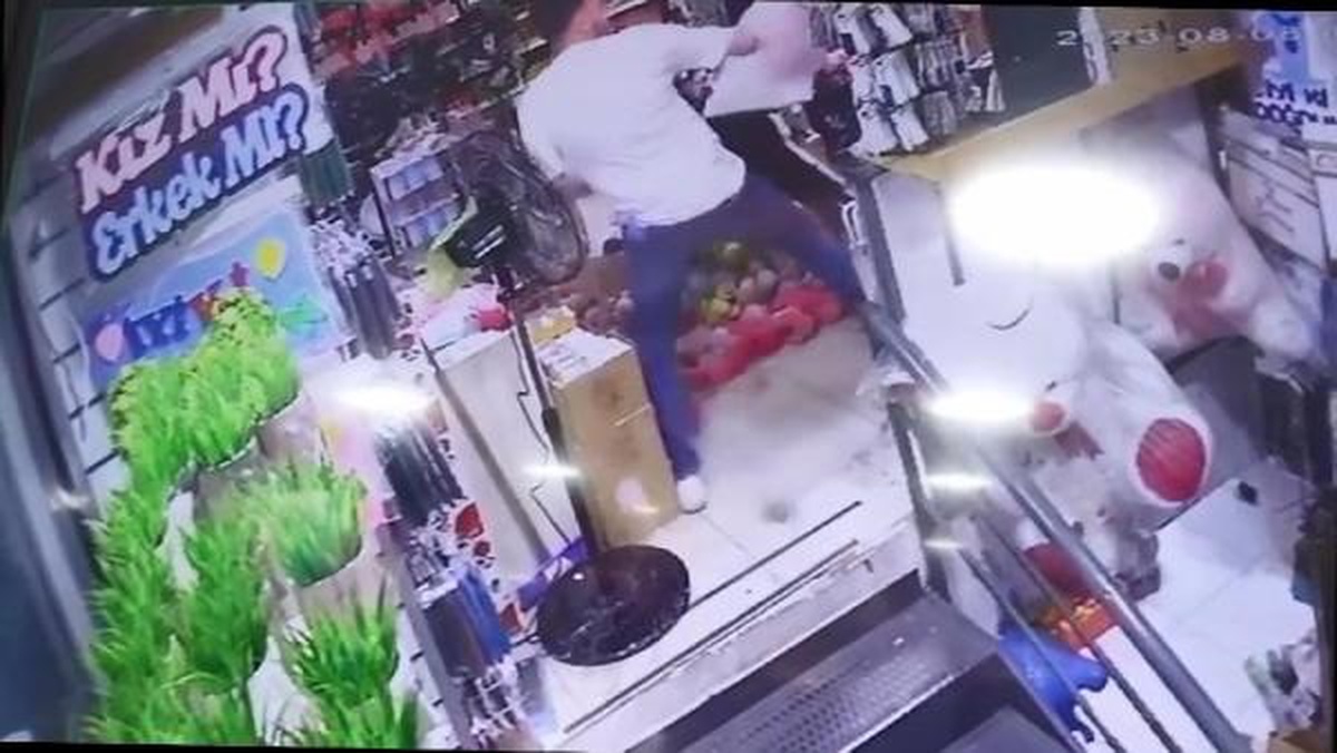 Gaziosmanpaşa\'da Dükkan Saldırısı: Çalışan Genç Hastanelik Oldu