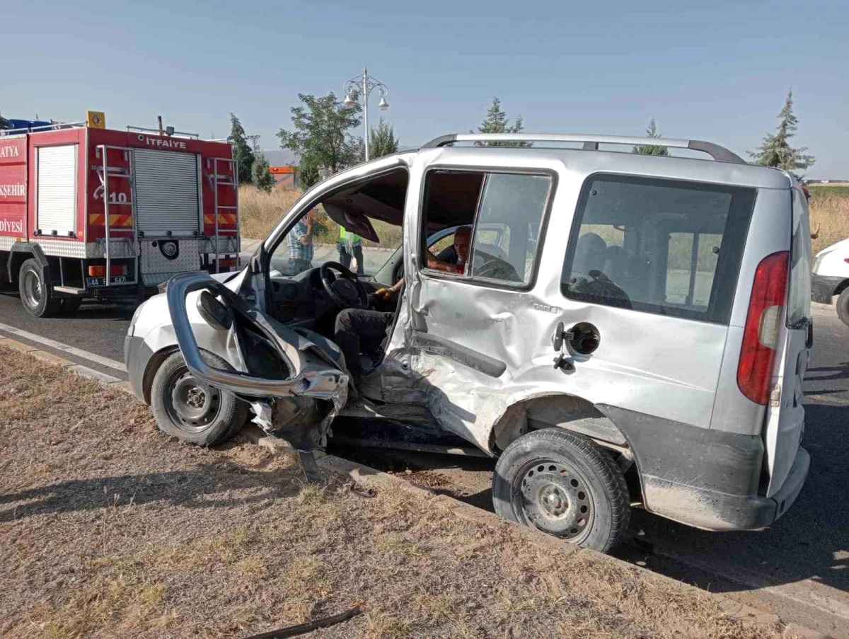 Malatya\'da hafif ticari araç ile otomobilin karıştığı kazada 3 kişi yaralandı