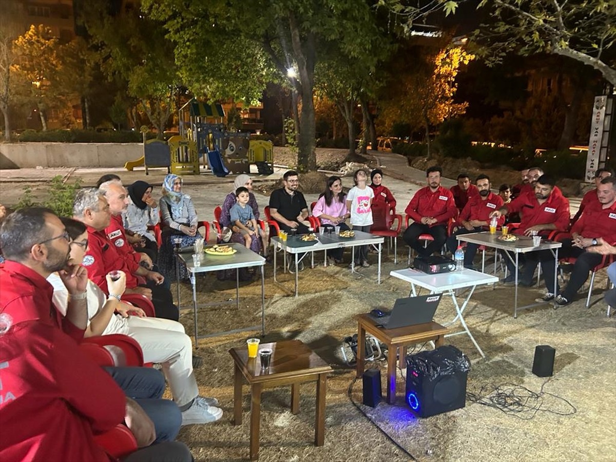 Depremde kurtarılan aile AKUT ekibiyle buluştu
