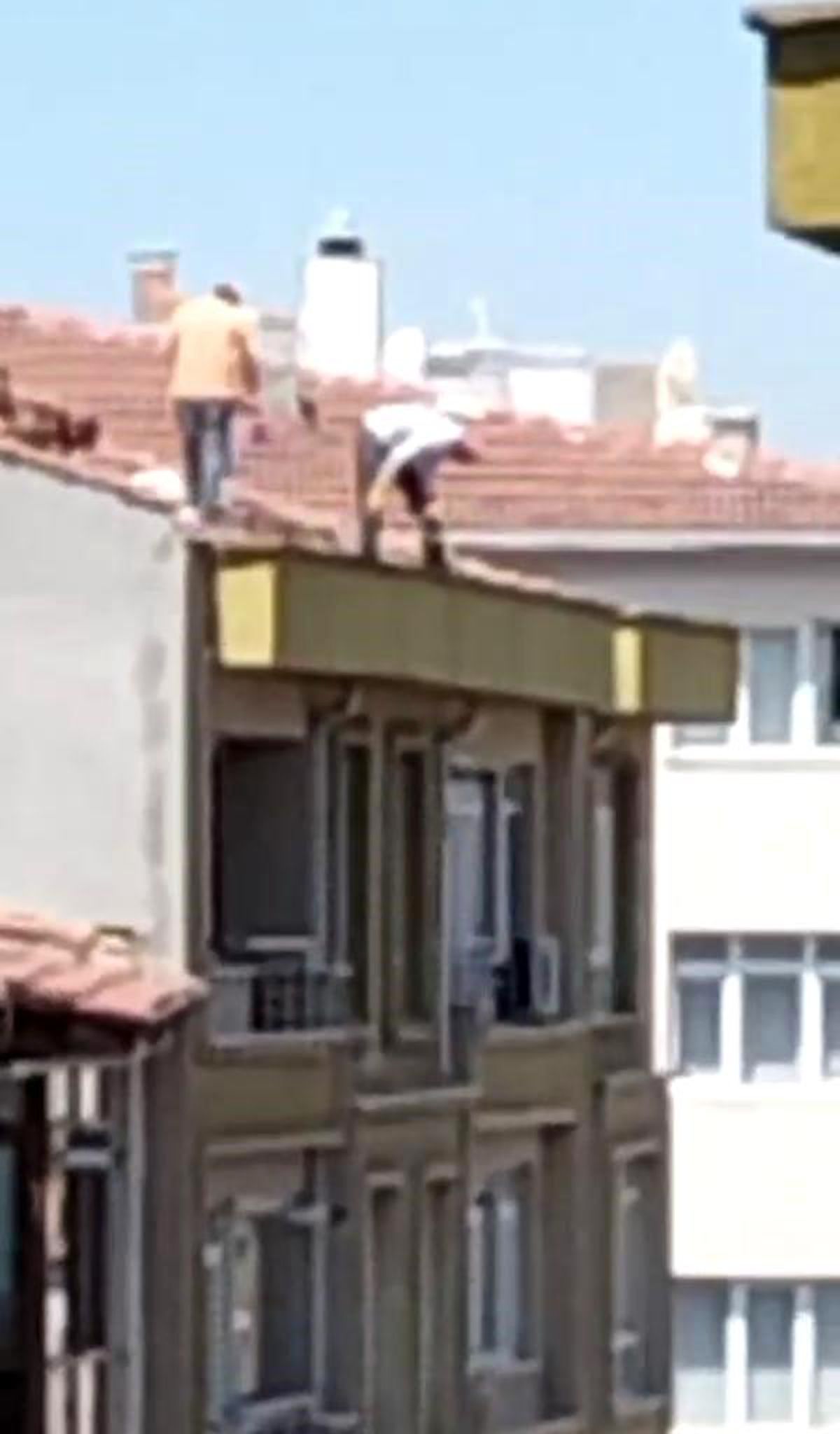 Eskişehir\'de Çatıda Güvenlik Tedbiri Almadan Çalışan İşçiler