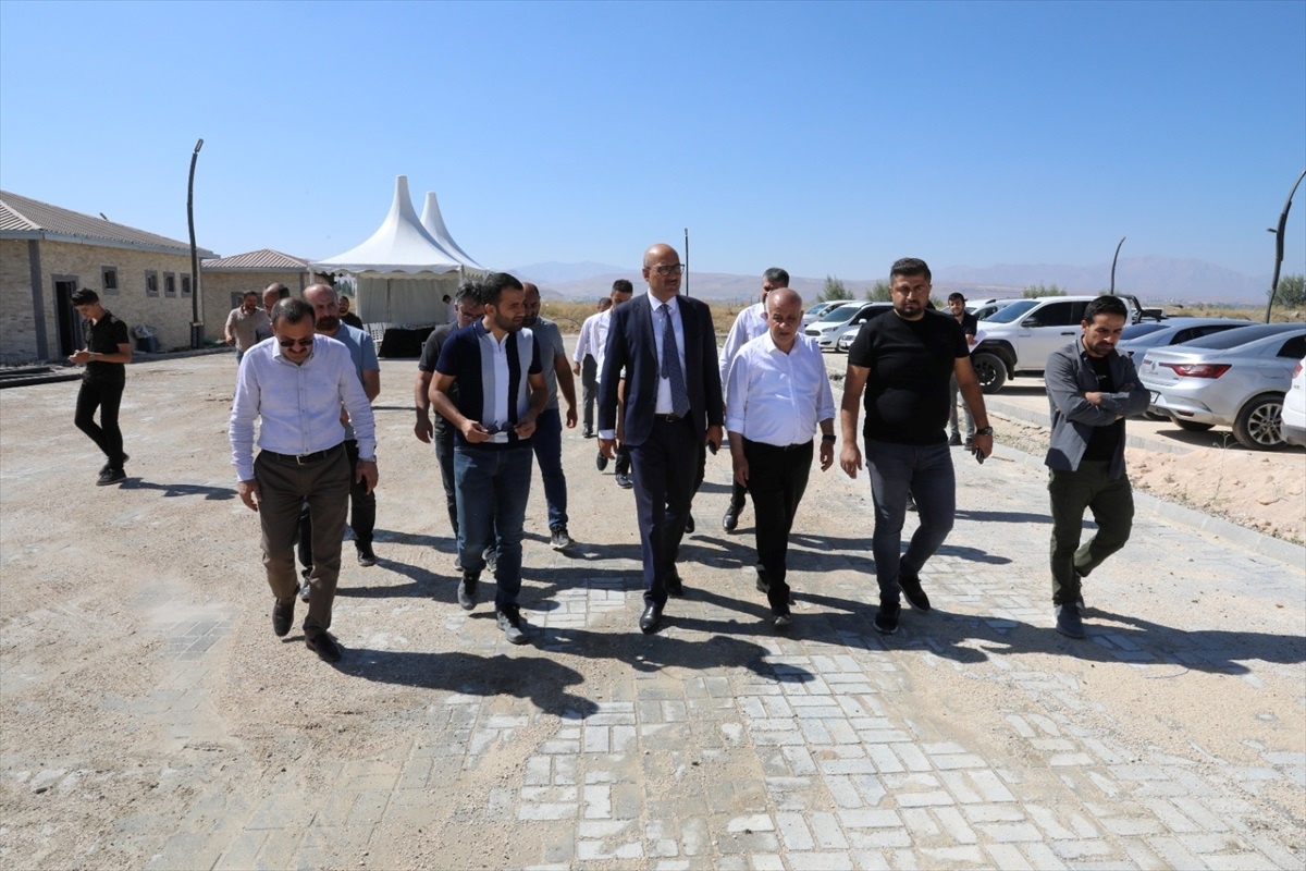Van Gölü Sahilinde Sahil Bandı Projesi Devam Ediyor