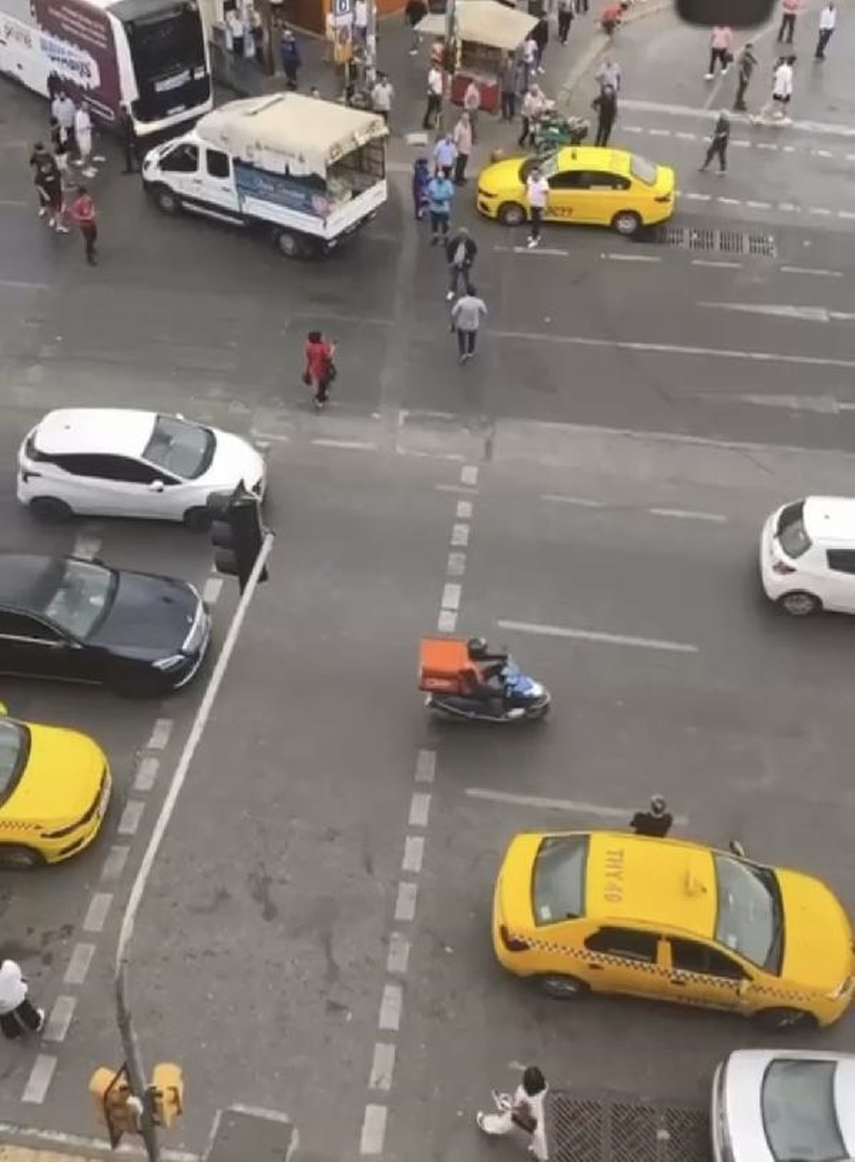Kadıköy\'de İstanbul Havalimanı\'na taksimetre açmadan yolcu götürmek isteyen taksi şoförüyle kavga