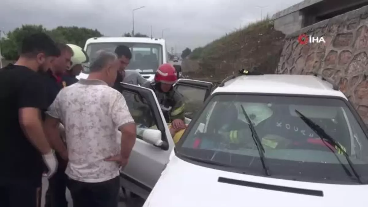 Kamyonetle çarpışan otomobil savruldu, sürücü sıkıştı