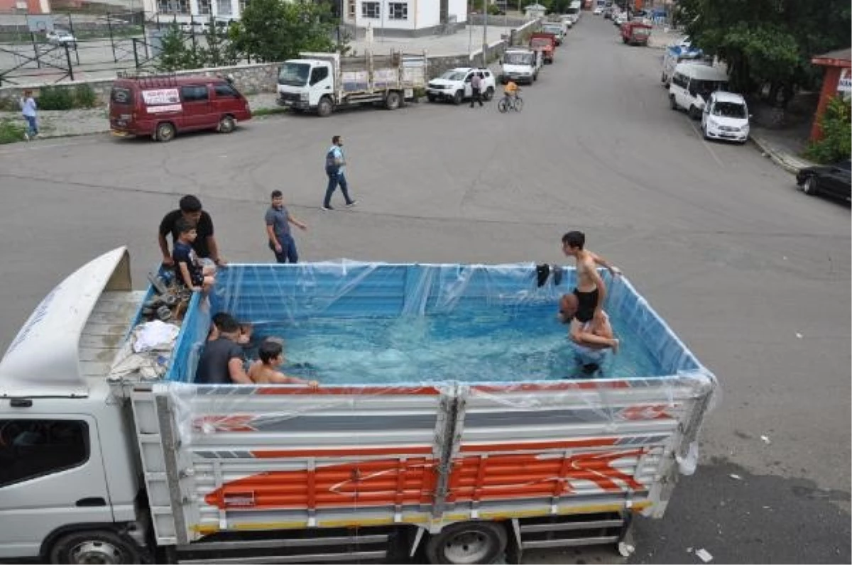 KARS\'ta Sıcaktan Bunalan Esnaf Kamyon Dorsesini Havuza Çevirdi
