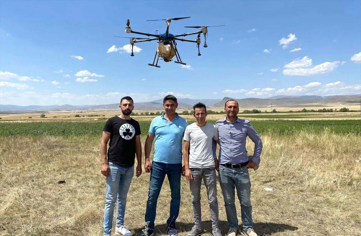 Kars\'ta çiftçiler, dronlarla ilaçlama yapıyor