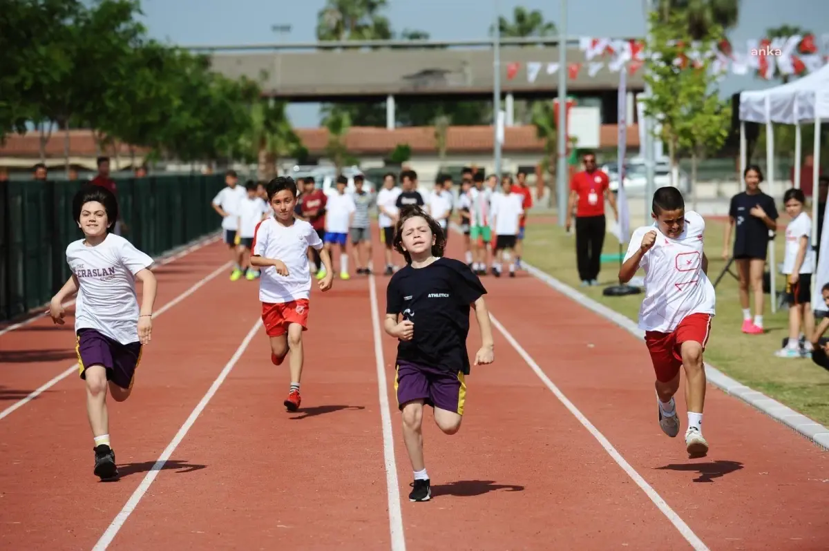 Karşıyaka Belediyesi\'nin Semra Aksu Atletizm Parkı\'nda Geleceğin Şampiyonları Yetişiyor