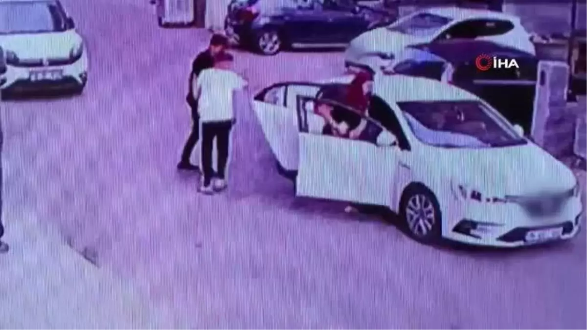 Kartal\'da araçla çarpışan otomobil inşaatın boşluğuna düştü