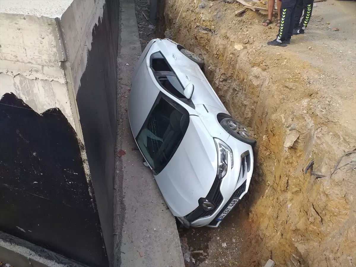 Kartal'da otomobil çarpışması sonucu araç inşaat boşluğuna düştü, bir kişi yaralandı