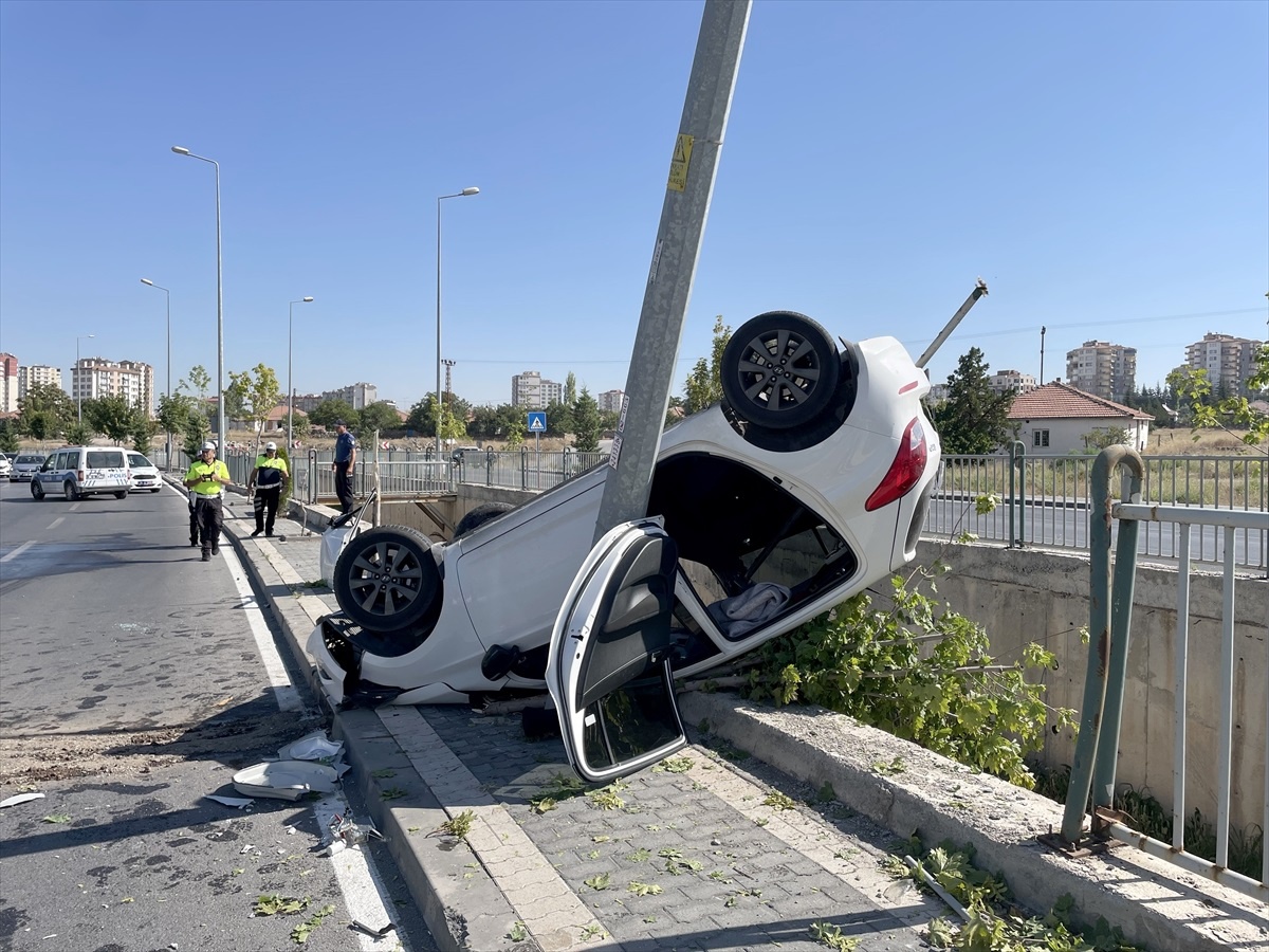 Kayseri\'de Otomobil Elektrik Direğine Çarptı: Sürücü Yaralandı