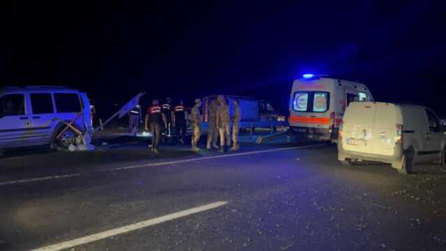 Kaza yapanların yardımına gidenlerin arasına başka bir araç daldı! 3 kişi öldü, 7 kişi yaralandı Kaza yapanların yardımına gidenlerin arasına başka bir araç daldı! 3 kişi öldü, 7 kişi yaralandı
