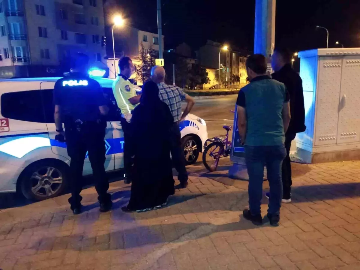 Eskişehir\'de Kırmızı Işıkta Geçen Otomobil Bisikletli Çocuğa Çarptı