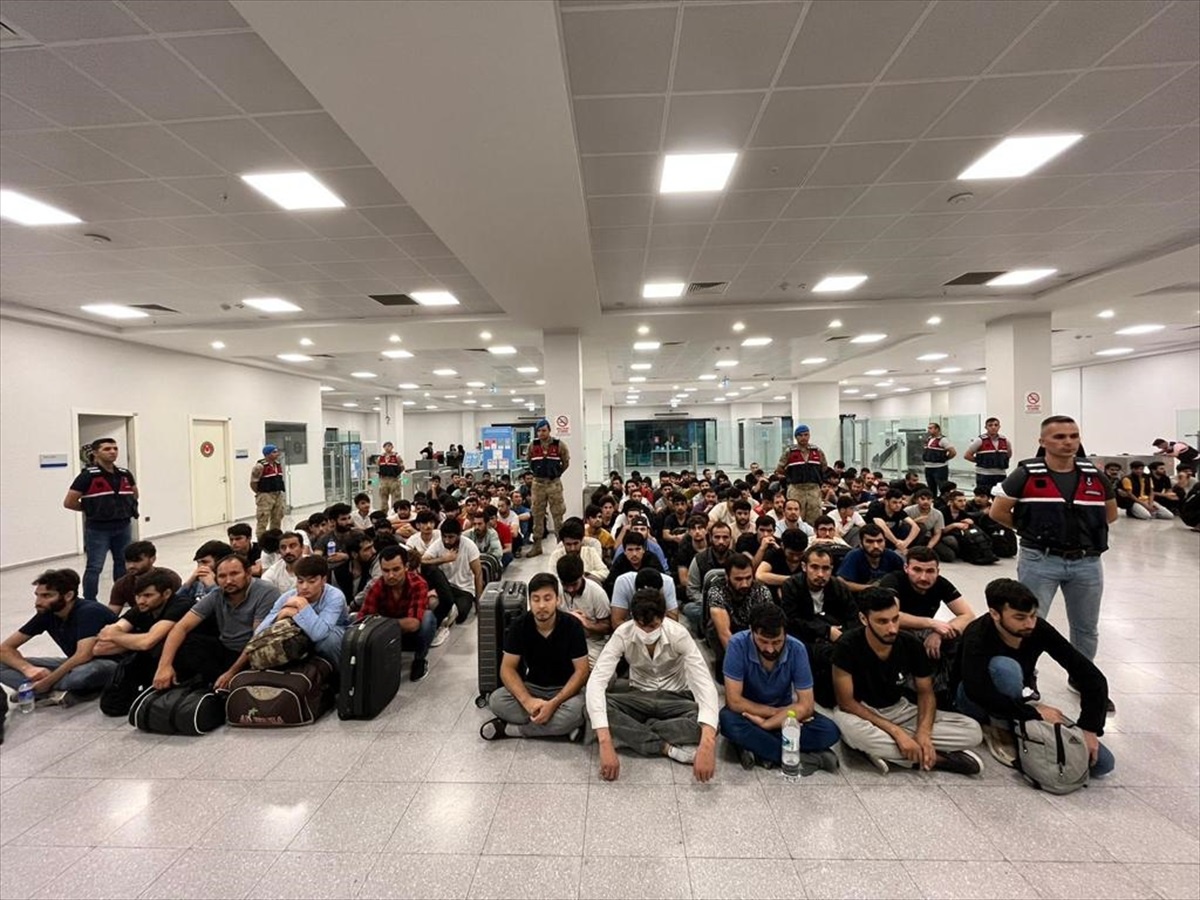 Kocaeli\'de 163 düzensiz göçmen ülkelerine gönderildi