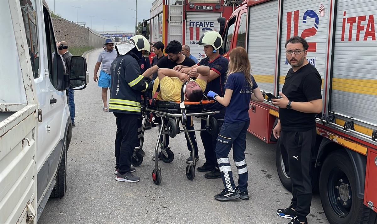 Kocaeli\'de Kamyonetle Otomobil Çarpıştı: 1 Yaralı