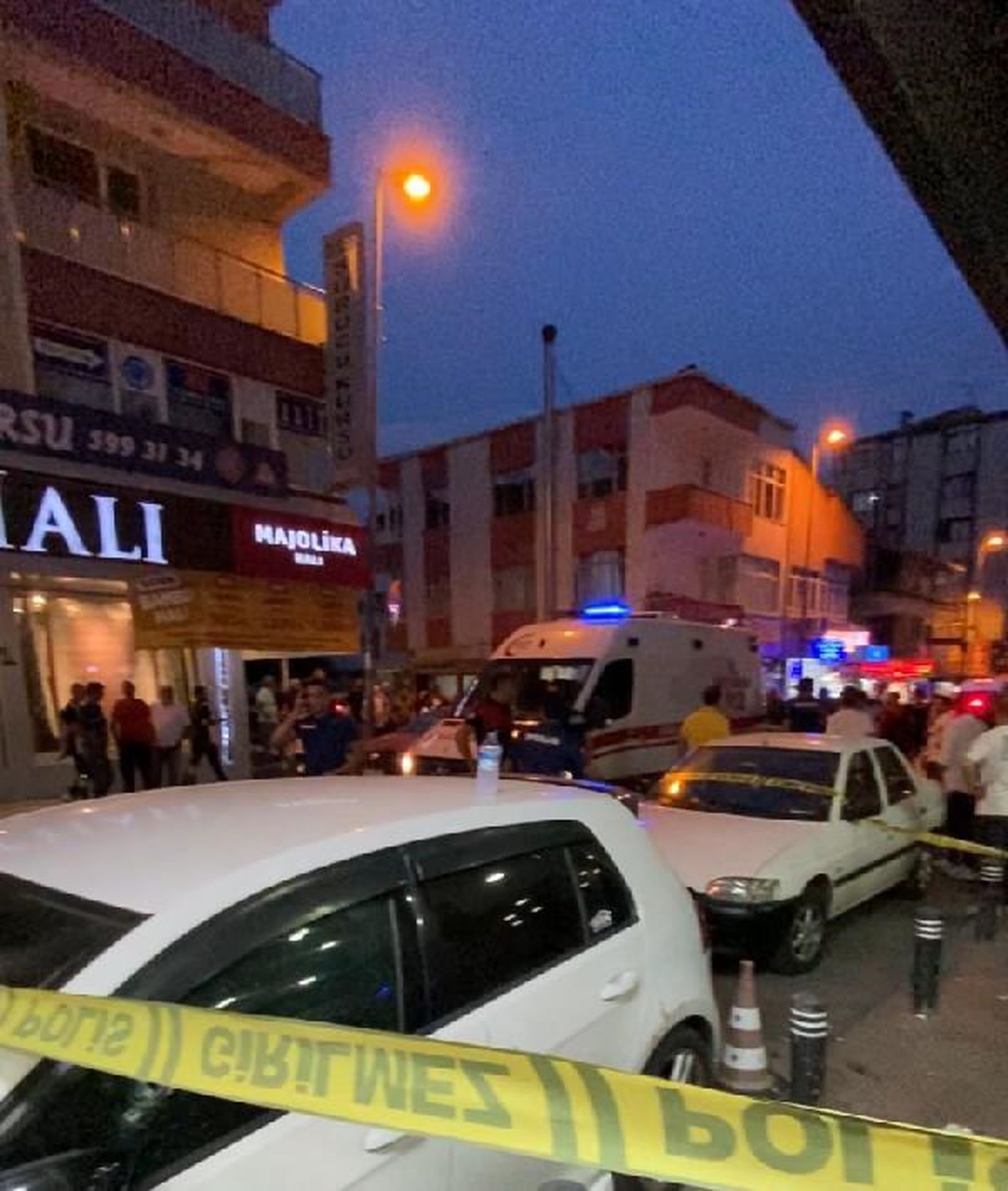 Küçükçekmece\'de İş Yerine Silahlı Saldırı: 1 Ölü, 1 Yaralı