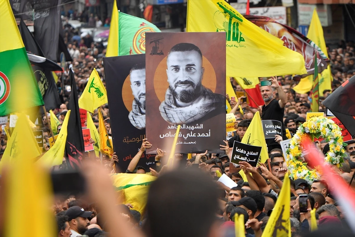 Lübnan\'da Hizbullah Üyesi İçin Cenaze Töreni Düzenlendi