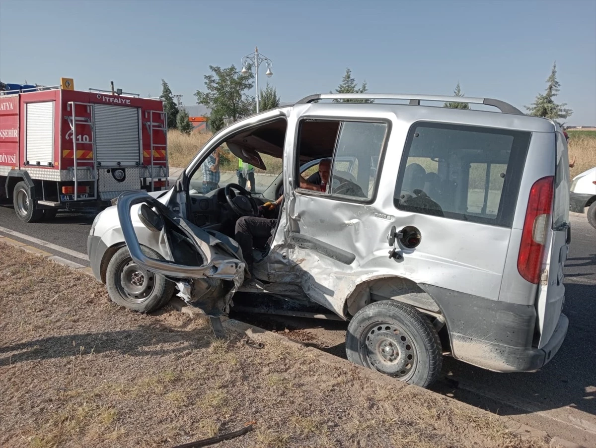 Malatya\'da Otomobil ve Hafif Ticari Araç Çarpıştı: 3 Yaralı