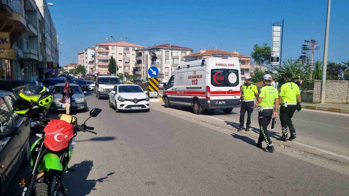 Sinop\'ta motosiklete çarpan araç sürücüsü kaçtı, motosiklet sürücüsü yaralandı