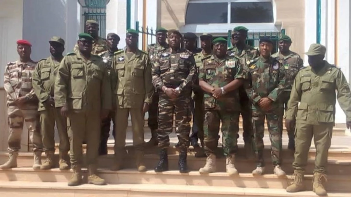 Nijer\'de askeri cunta 21 bakandan oluşan yeni kabineyi açıkladı
