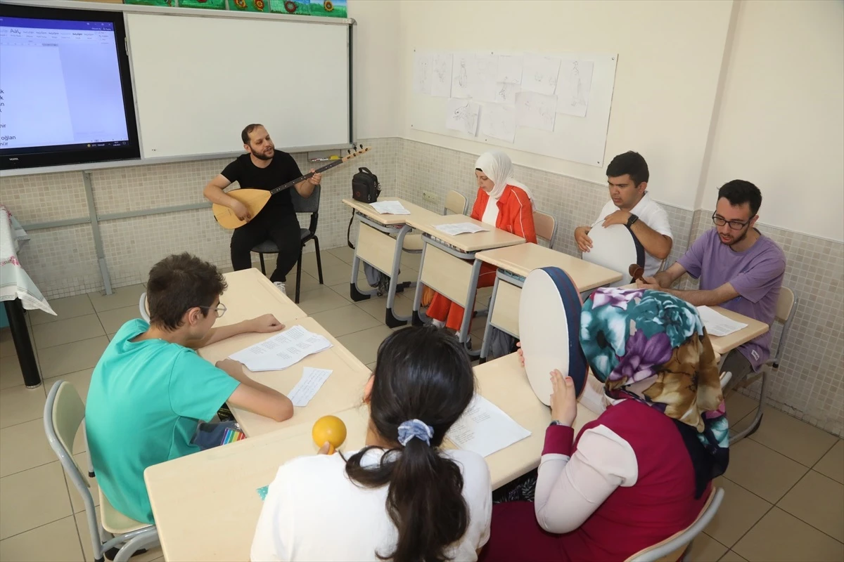 Özel öğrenciler Konya Büyükşehir Belediyesi Genç KOMEK Yaz Okulu\'nda eğlenerek ve öğrenerek yaz tatillerini geçiriyor