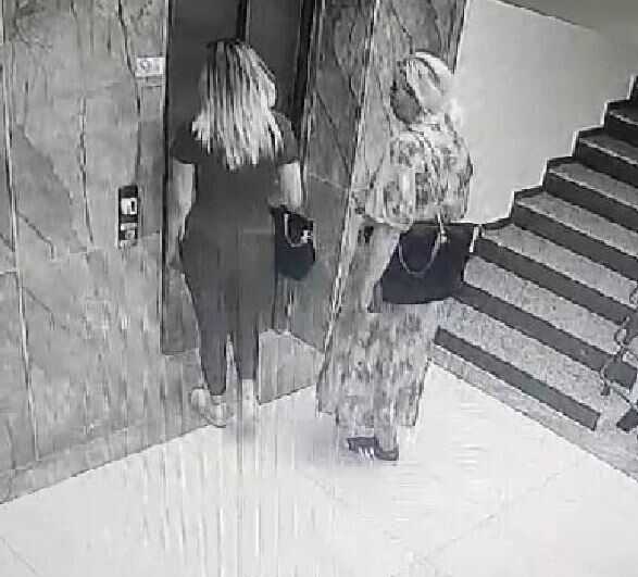 Özel üniversitede okuyan genç kız, teyzesiyle ayakkabı çalarken kameraya yakalandı Özel üniversitede okuyan genç kız, teyzesiyle ayakkabı çalarken kameraya yakalandı