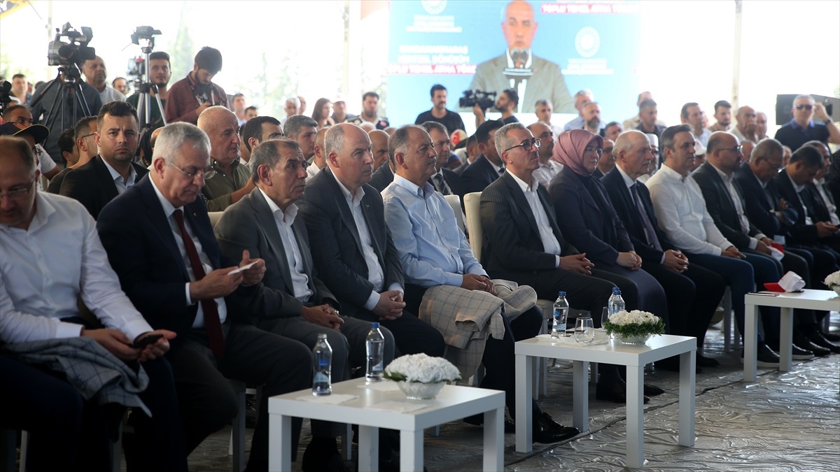 Özhaseki: Deprem konutları bitene kadar bölgede olacağız