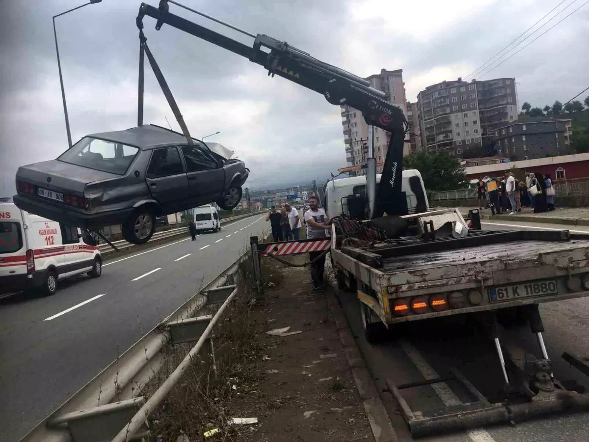 Rize Pazar\'da otomobil-minibüs çarpışması: 1 yaralı