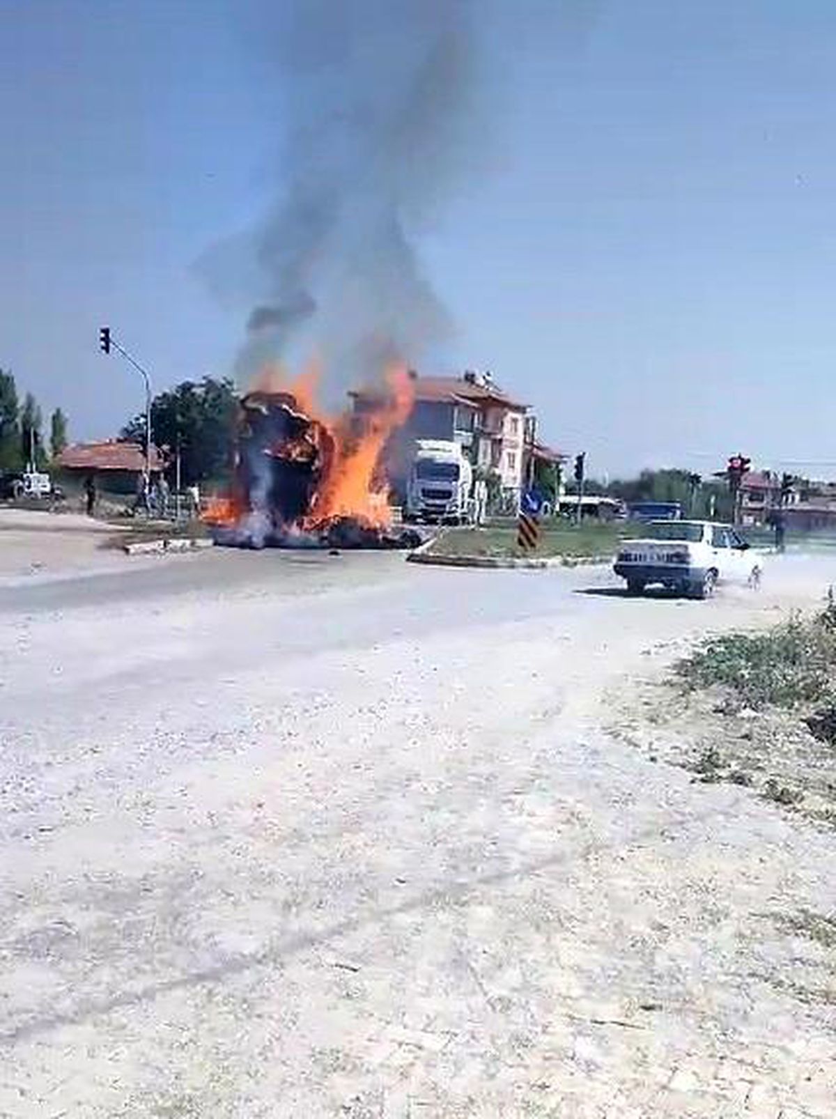 Afyonkarahisar\'da Saman Yüklü Traktör Römorku Alev Aldı
