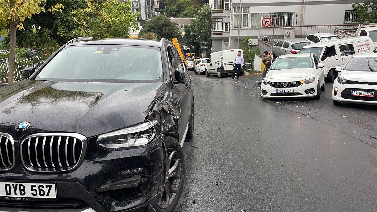 Şişli\'de kontrolden çıkan kamyon 7 araca çarptı