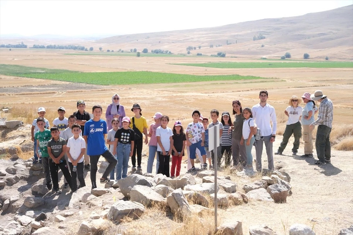 Yozgat\'ın Sorgun ilçesinde öğrenciler Çadır Höyük kazılarını inceledi