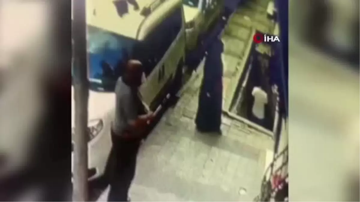 Sultangazi\'de 2 ayrı telefon hırsızlığı kamerada