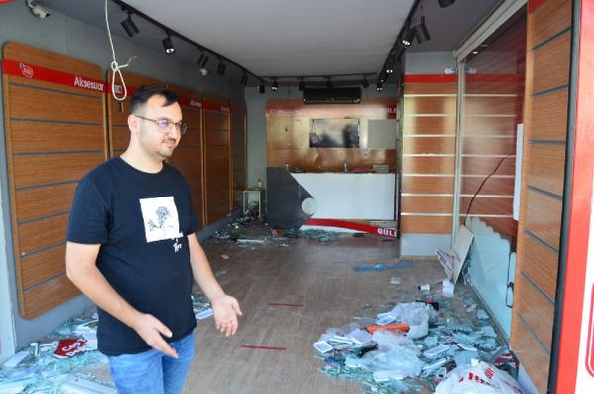 Aksaray\'da Kontrolden Çıkan Otomobil İki İş Yerine Çarptı