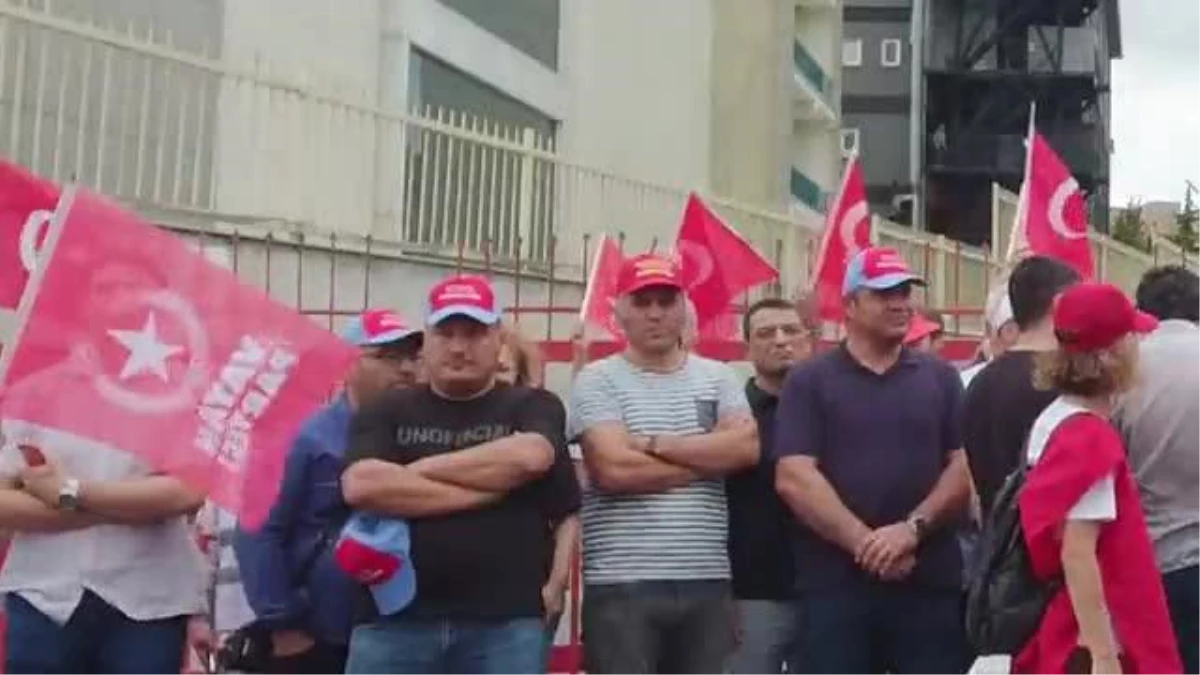 Tekgıda-İş Sendikası, Eker Süt Fabrikası\'nın işten çıkardığı işçileri protesto etti