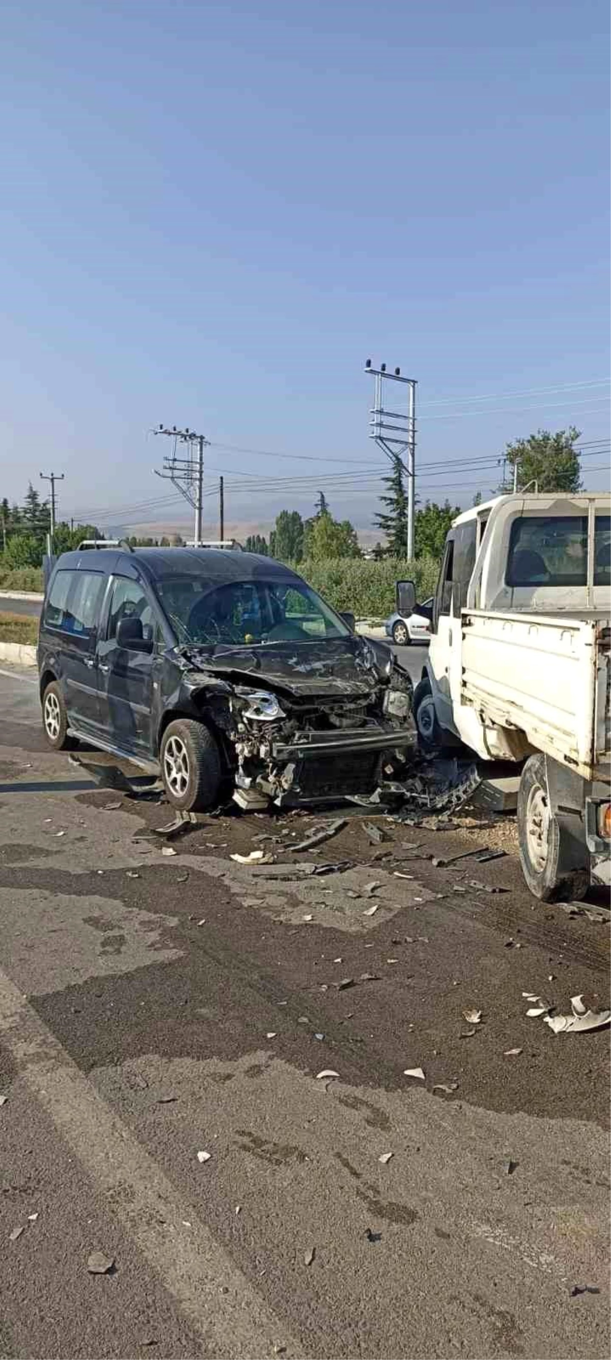 Afyonkarahisar\'da Kamyonet ile Hafif Ticari Aracın Çarpıştığı Kazada 9 Kişi Yaralandı