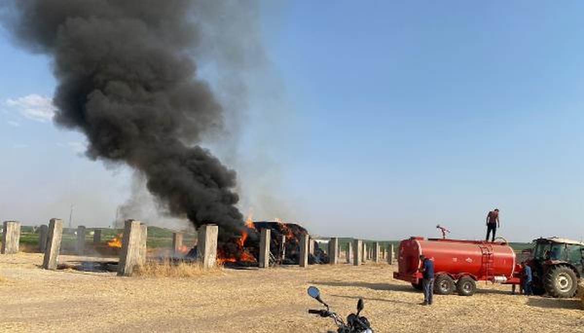 Diyarbakır\'da traktörde çıkan yangın saman balyasına sıçradı