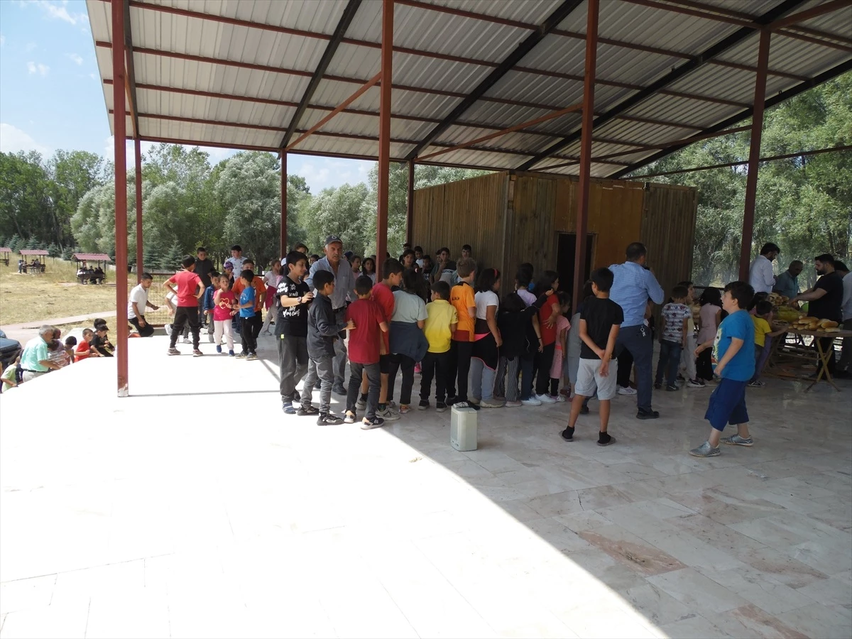 Yaylakent Yaz Kur\'an Kursu Öğrencilerine Piknik Düzenlendi