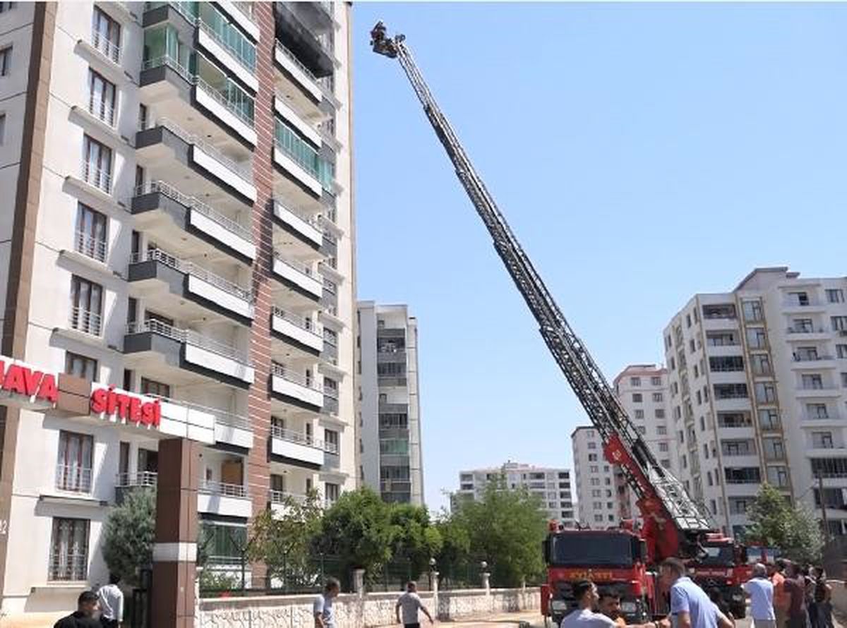 Diyarbakır\'da 10. katta çıkan yangın söndürüldü, 10 kişi dumandan etkilendi